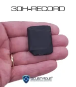 Mini registratore ambientale 30H-RECORD di soli 3 cm posizionato sulla mano per evidenziare la compattezza.