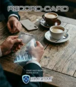 Persona che tiene in mano un badge aziendale con registratore spia integrato durante una riunione, con grafica di rilevamento audio attiva