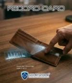 Registratore spia Record-Card inserito all'interno di un portafoglio in pelle, progettato per registrare conversazioni in modo totalmente invisibile