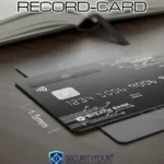 Registratore spia Record-Card ultra sottile da 1,5 mm appoggiato su una scrivania con evidenziato il profilo micrometrico
