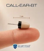 Primo piano del micro auricolare CALL-EAR-BT su un dito che mostra la dimensione ultra-compatta di solo 1 cm per un inserimento totale nel condotto uditivo