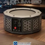 Vista ravvicinata del jammer audio omnidirezionale AUDIOJAM-360 su un tavolo, con dettaglio dei trasduttori a ultrasuoni e del pannello di stato batteria e accensione.