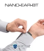 Esempio pratico di come nascondere il microfono wireless del sistema NANO-EAR-BT sotto la manica di una camicia per comunicazioni discrete