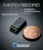 Microregistratore audio professionale Micro-Record di dimensioni inferiori a 1 cm (0,9 x 0,6 x 0,2 cm) confrontato con una moneta da 1 centesimo per evidenziarne la miniaturizzazione