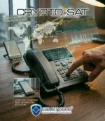 Telefono satellitare CRYPTO-SAT su scrivania con interfaccia di segnale attivo e mappa delle comunicazioni criptate globali