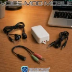 Dispositivo hardware VOICE-MOD MOBILE con cavi adattatori jack e auricolari professionali per cambiare voce su smartphone e PC.