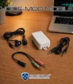 Dispositivo hardware VOICE-MOD MOBILE con cavi adattatori jack e auricolari professionali per cambiare voce su smartphone e PC.